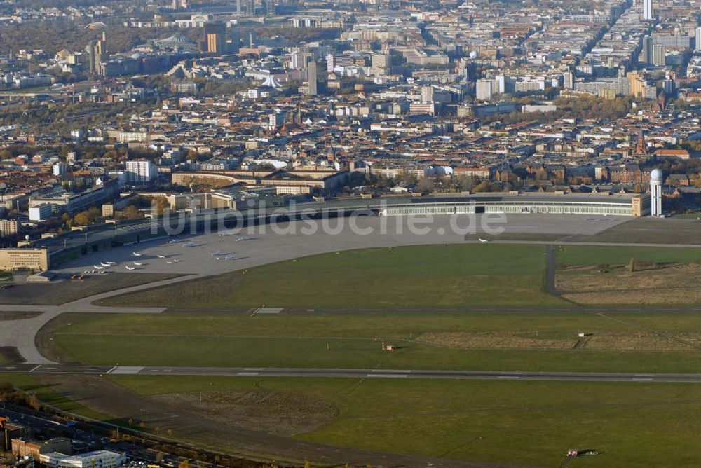 Berlin von oben - Blick auf das umstrittene Areal des Flughafens Berlin-Tempelhof mit dem Stadtzentrum von Berlin im Hintergrund