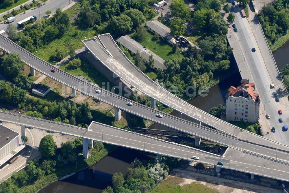 Berlin aus der Vogelperspektive: Blick auf die unvollendete A100 an der Rattenburg (Gottlieb-Dunkel-Str. 19) in Berlin-Tempelhof