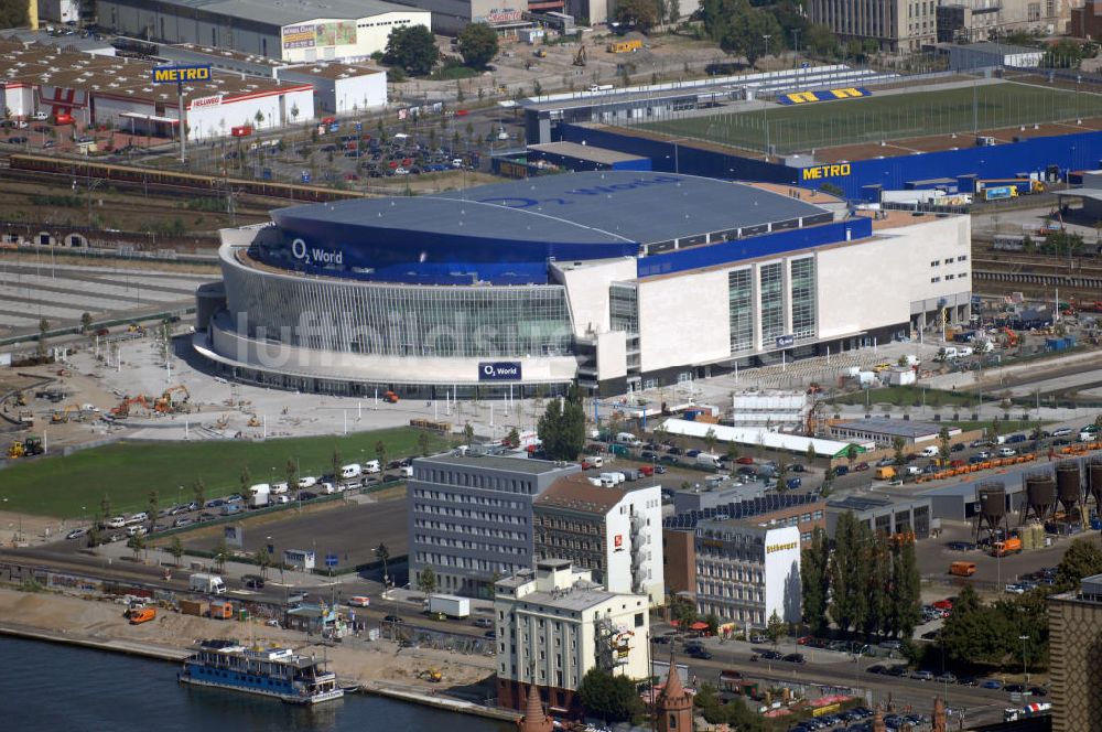 Luftaufnahme Berlin - Blick auf die o2 - Veranstaltungsarena in Berlin - Friedrichshain