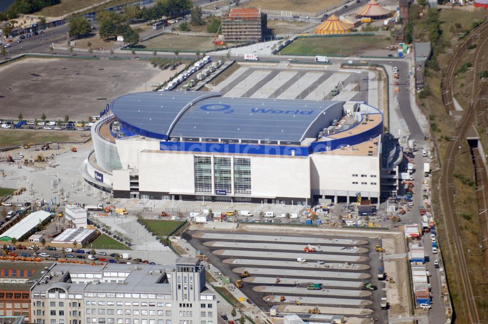 Berlin von oben - Blick auf die o2 - Veranstaltungsarena in Berlin - Friedrichshain