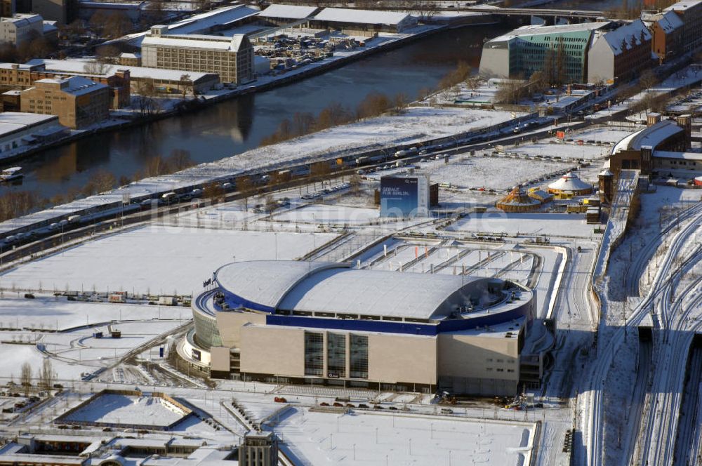 Berlin von oben - Blick auf die o2 - Veranstaltungsarena in Berlin - Friedrichshain bei Schnee im Winter