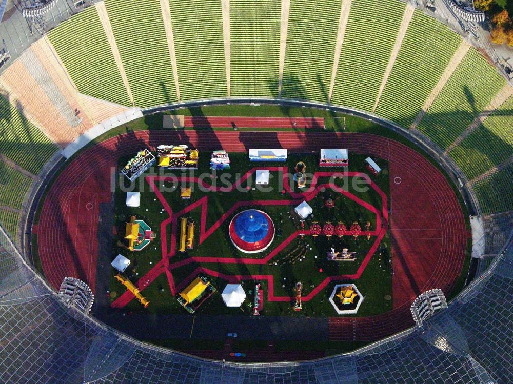 München aus der Vogelperspektive: Blick auf Veranstaltungsbühne im Münchener Olympiastadion.