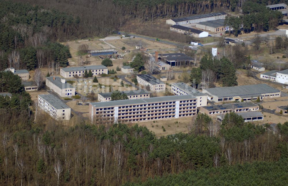 Luftaufnahme Neuhardenberg - Blick auf verfallende ehemalige Militärliegenschaften am Flugplatz Neuhardenberg