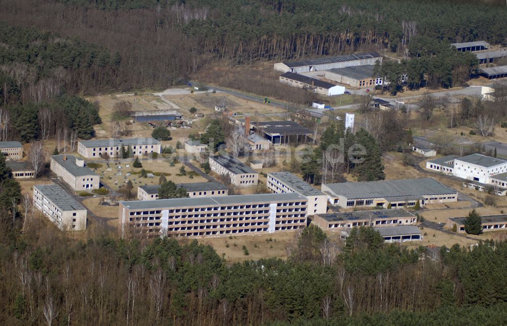 Neuhardenberg von oben - Blick auf verfallende ehemalige Militärliegenschaften am Flugplatz Neuhardenberg