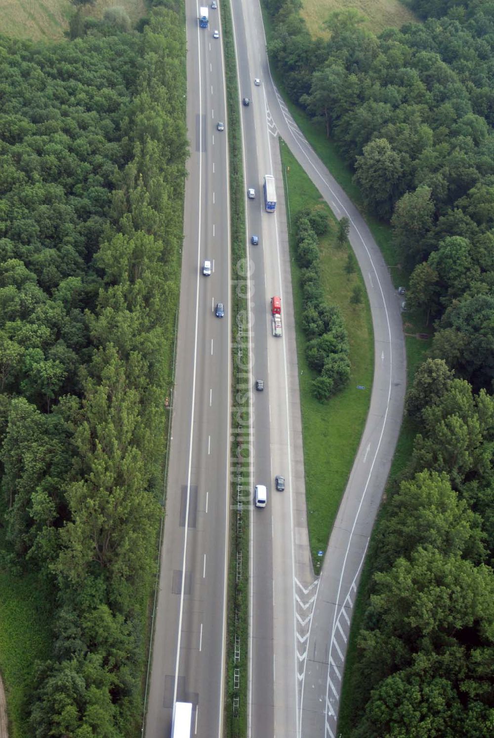 Baden-Baden von oben - Blick auf den Verlauf der BAB A5 zwischen dem AA Offenburg nordwärts bis zum AA Baden-Baden