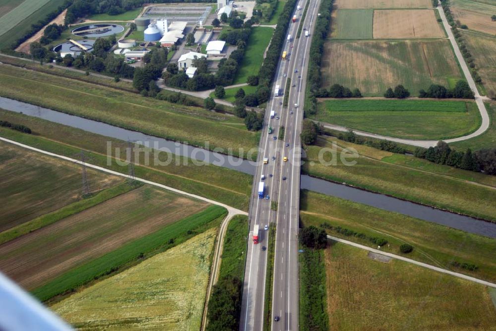 Baden-Baden von oben - Blick auf den Verlauf der BAB A5 zwischen dem AA Offenburg nordwärts bis zum AA Baden-Baden