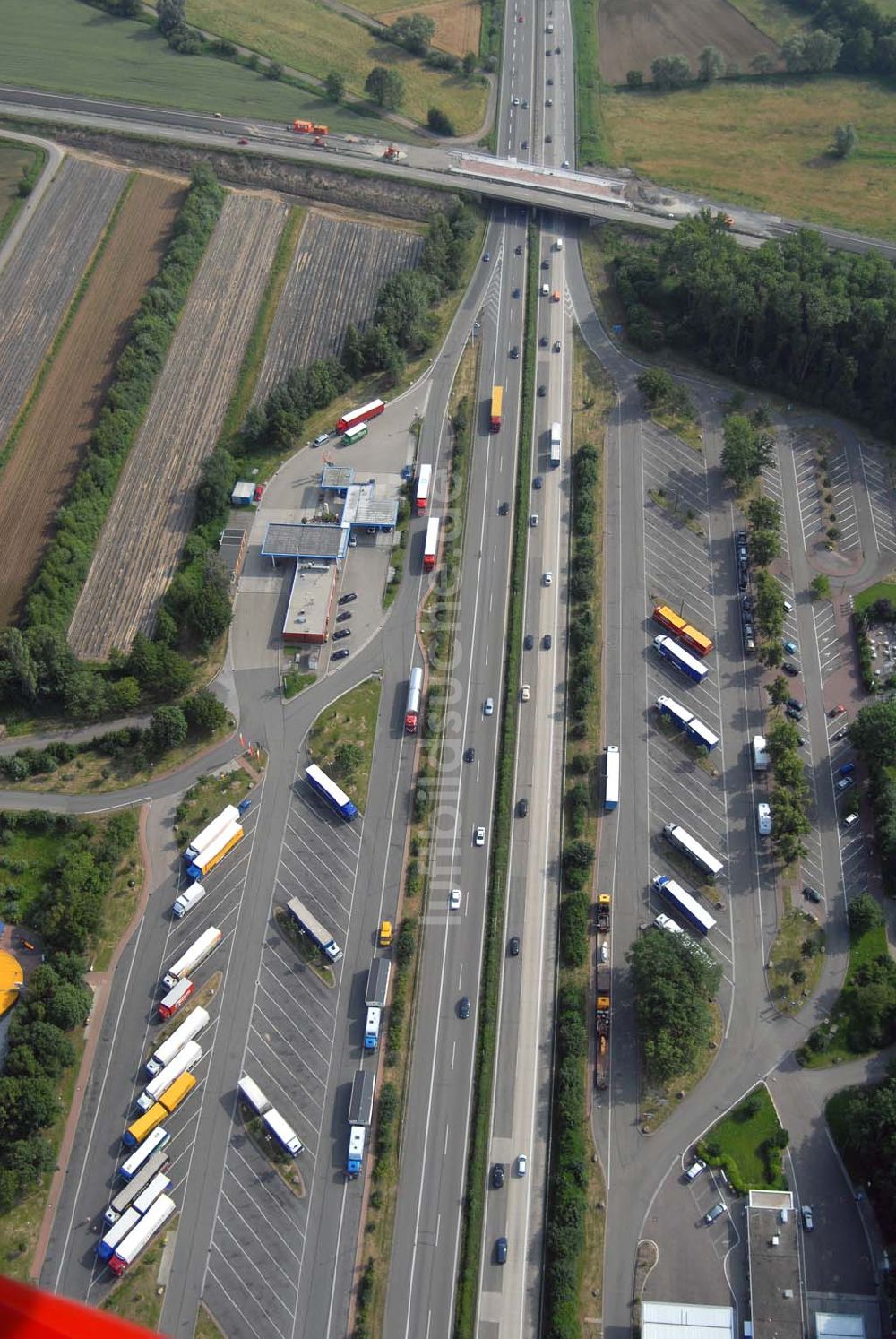 Baden-Baden von oben - Blick auf den Verlauf der BAB A5 zwischen dem AA Offenburg nordwärts bis zum AA Baden-Baden