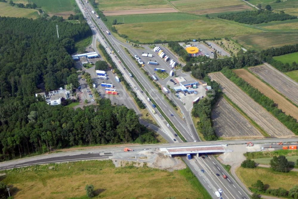 Baden-Baden von oben - Blick auf den Verlauf der BAB A5 zwischen dem AA Offenburg nordwärts bis zum AA Baden-Baden