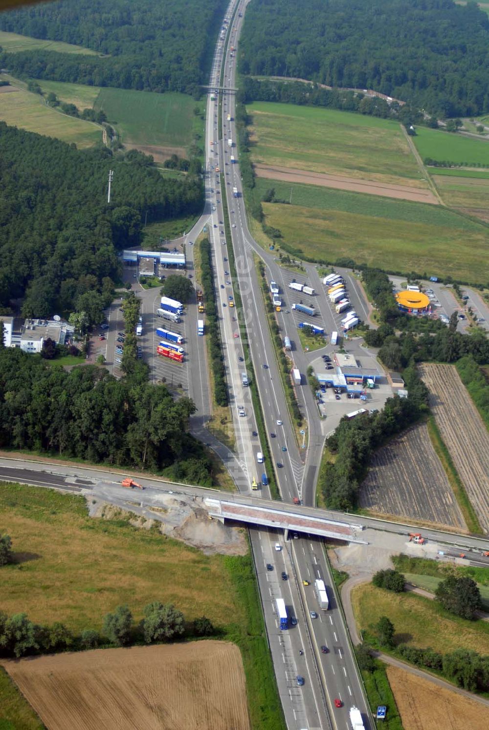 Baden-Baden aus der Vogelperspektive: Blick auf den Verlauf der BAB A5 zwischen dem AA Offenburg nordwärts bis zum AA Baden-Baden