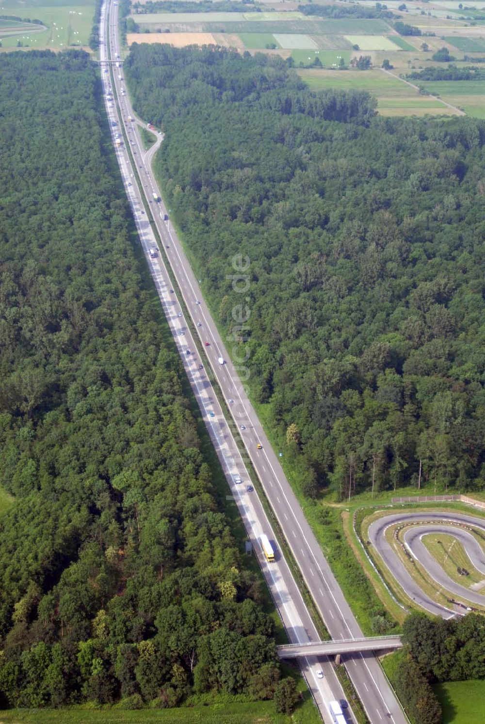 Baden-Baden von oben - Blick auf den Verlauf der BAB A5 zwischen dem AA Offenburg nordwärts bis zum AA Baden-Baden