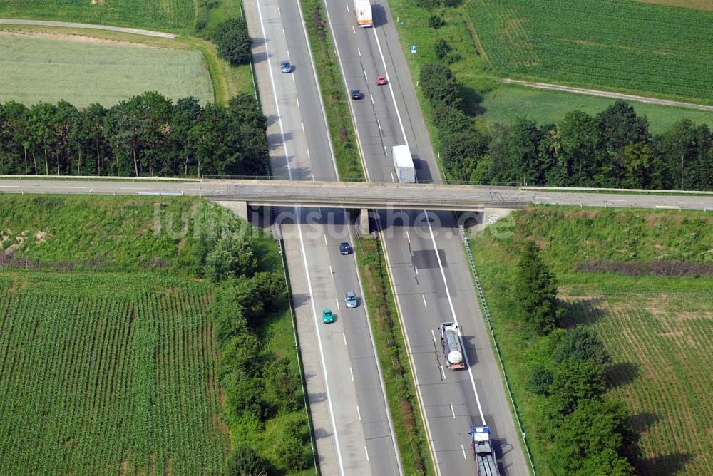 Baden-Baden von oben - Blick auf den Verlauf der BAB A5 zwischen dem AA Offenburg nordwärts bis zum AA Baden-Baden