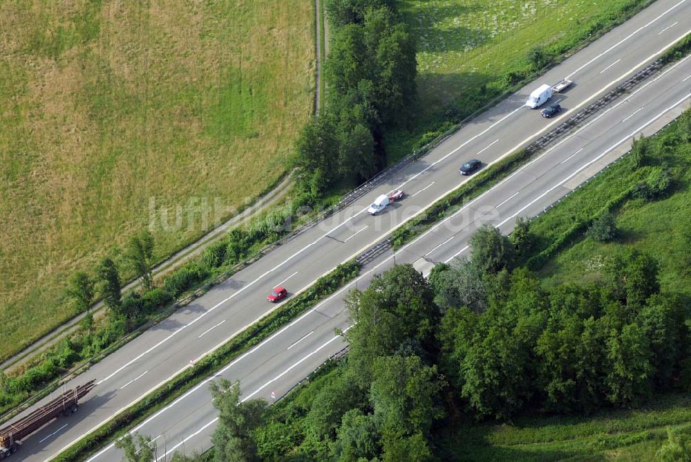 Baden-Baden von oben - Blick auf den Verlauf der BAB A5 zwischen dem AA Offenburg nordwärts bis zum AA Baden-Baden