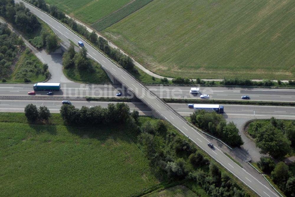 Baden-Baden von oben - Blick auf den Verlauf der BAB A5 zwischen dem AA Offenburg nordwärts bis zum AA Baden-Baden