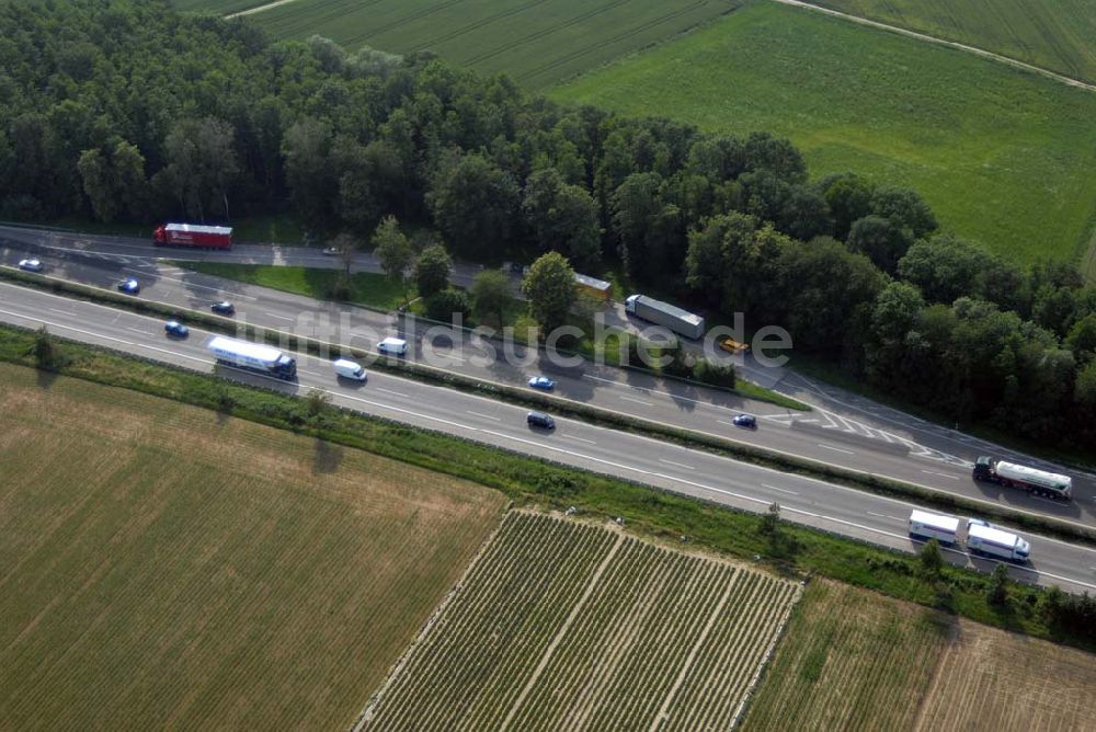 Baden-Baden aus der Vogelperspektive: Blick auf den Verlauf der BAB A5 zwischen dem AA Offenburg nordwärts bis zum AA Baden-Baden