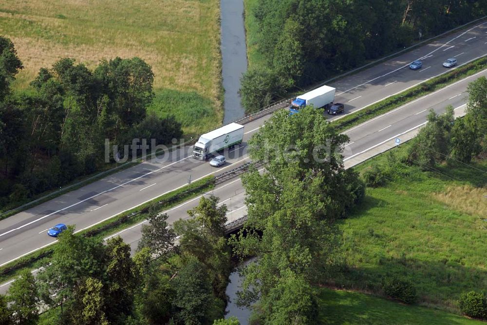 Baden-Baden von oben - Blick auf den Verlauf der BAB A5 zwischen dem AA Offenburg nordwärts bis zum AA Baden-Baden