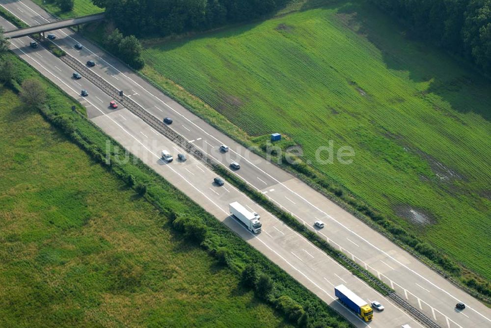 Baden-Baden von oben - Blick auf den Verlauf der BAB A5 zwischen dem AA Offenburg nordwärts bis zum AA Baden-Baden