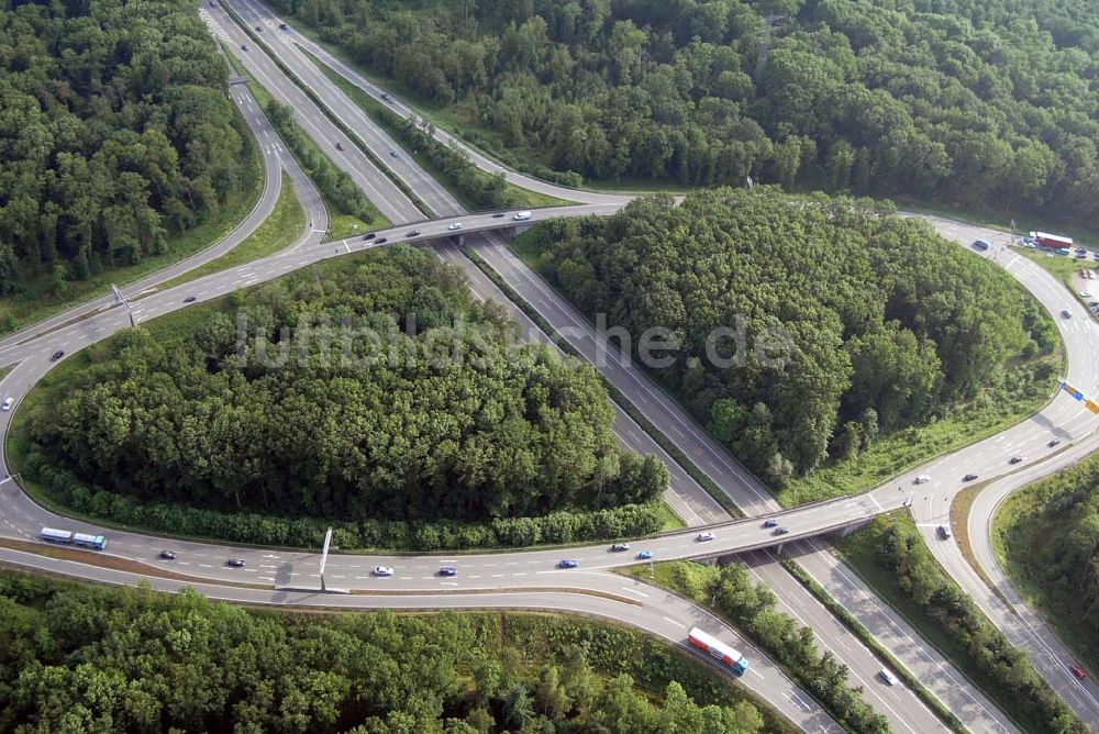 Baden-Baden von oben - Blick auf den Verlauf der BAB A5 zwischen dem AA Offenburg nordwärts bis zum AA Baden-Baden