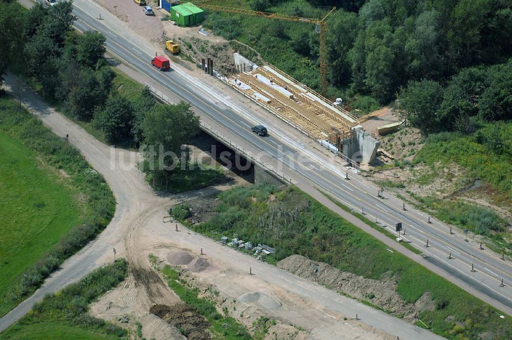 Dessau aus der Vogelperspektive: Blick auf verschiedene Brückenbauwerke an der Baustelle zum Ausbau der B184 zwischen Dessau und Roßlau in Sachsen-Anhalt