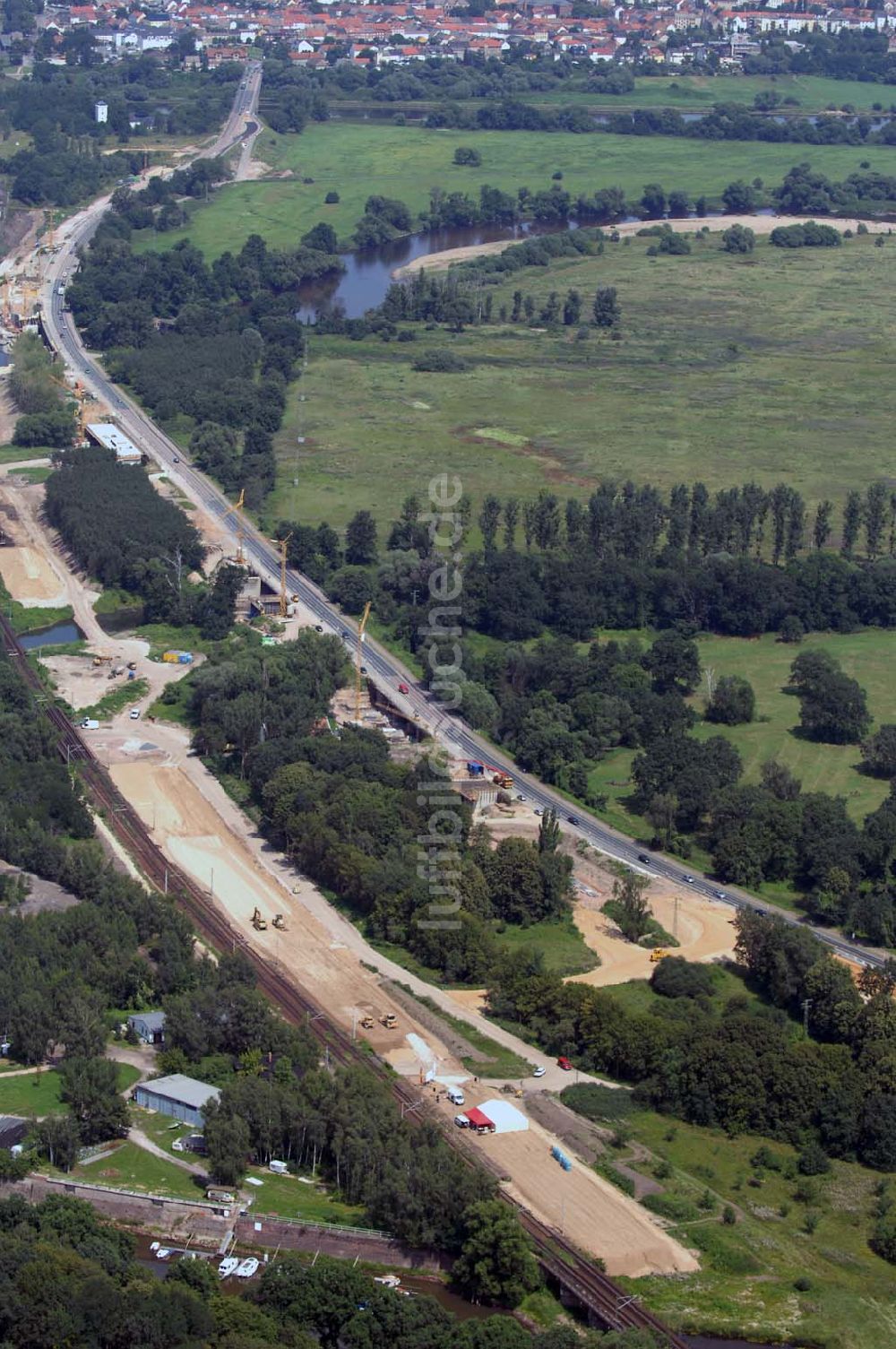 Dessau aus der Vogelperspektive: Blick auf verschiedene Brückenbauwerke an der Baustelle zum Ausbau der B184 zwischen Dessau und Roßlau in Sachsen-Anhalt