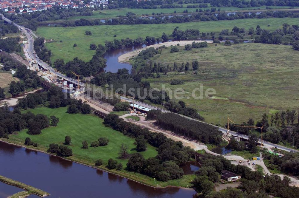 Dessau aus der Vogelperspektive: Blick auf verschiedene Brückenbauwerke an der Baustelle zum Ausbau der B184 zwischen Dessau und Roßlau in Sachsen-Anhalt