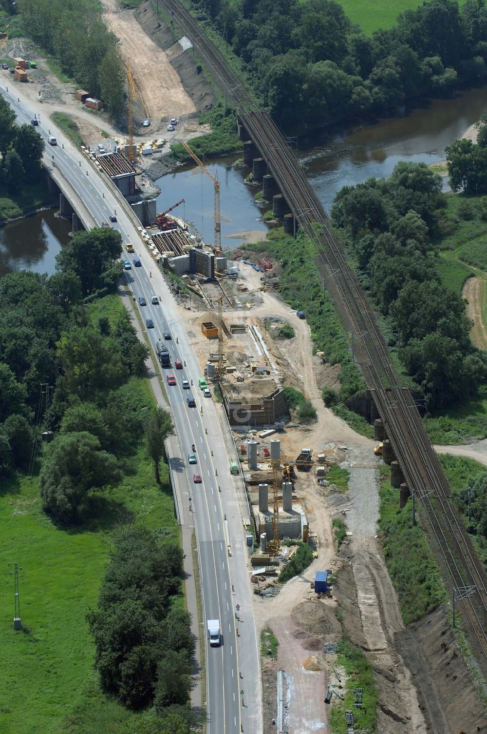 Dessau aus der Vogelperspektive: Blick auf verschiedene Brückenbauwerke an der Baustelle zum Ausbau der B184 zwischen Dessau und Roßlau in Sachsen-Anhalt