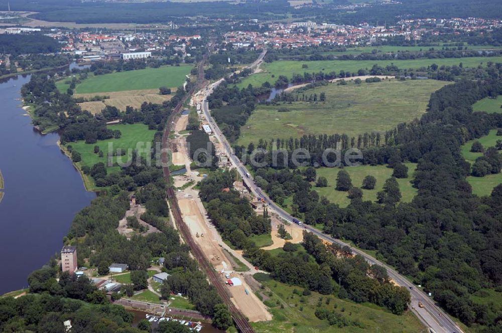 Dessau aus der Vogelperspektive: Blick auf verschiedene Brückenbauwerke an der Baustelle zum Ausbau der B184 zwischen Dessau und Roßlau in Sachsen-Anhalt