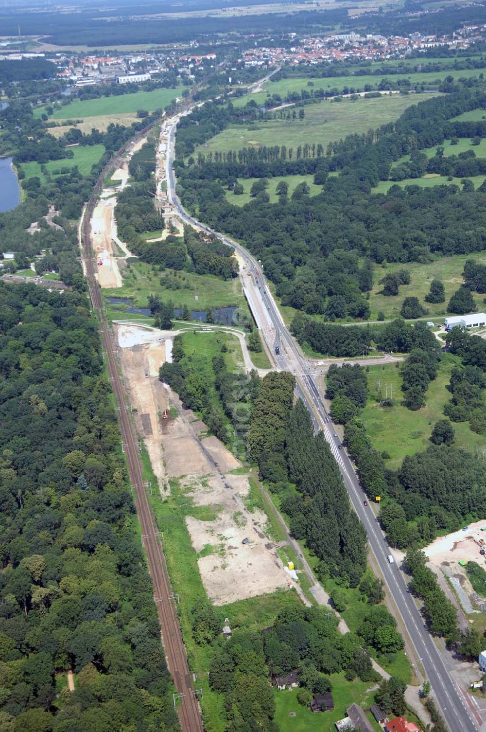 Dessau aus der Vogelperspektive: Blick auf verschiedene Brückenbauwerke an der Baustelle zum Ausbau der B184 zwischen Dessau und Roßlau in Sachsen-Anhalt