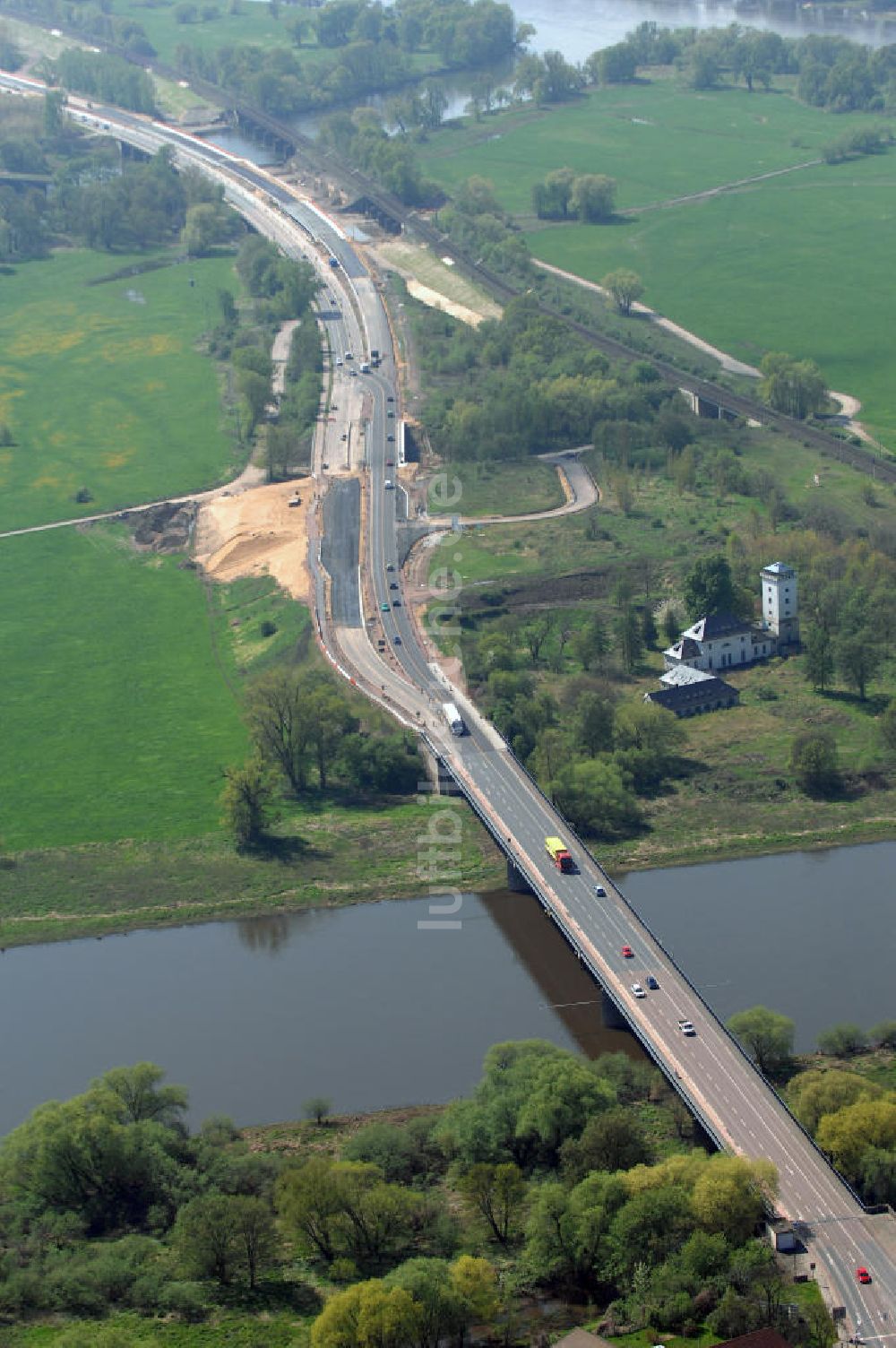 Luftaufnahme Roßlau - Blick auf verschiedene Brückenbauwerke an der Baustelle zum Ausbau der B184 zwischen Dessau und Roßlau in Sachsen-Anhalt