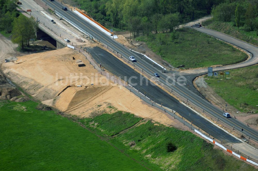 Roßlau von oben - Blick auf verschiedene Brückenbauwerke an der Baustelle zum Ausbau der B184 zwischen Dessau und Roßlau in Sachsen-Anhalt