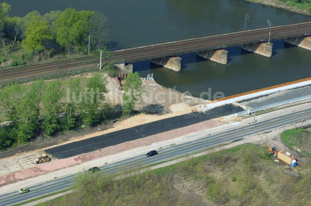 Roßlau von oben - Blick auf verschiedene Brückenbauwerke an der Baustelle zum Ausbau der B184 zwischen Dessau und Roßlau in Sachsen-Anhalt