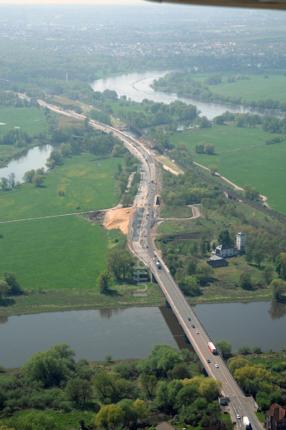 Luftaufnahme Roßlau - Blick auf verschiedene Brückenbauwerke an der Baustelle zum Ausbau der B184 zwischen Dessau und Roßlau in Sachsen-Anhalt