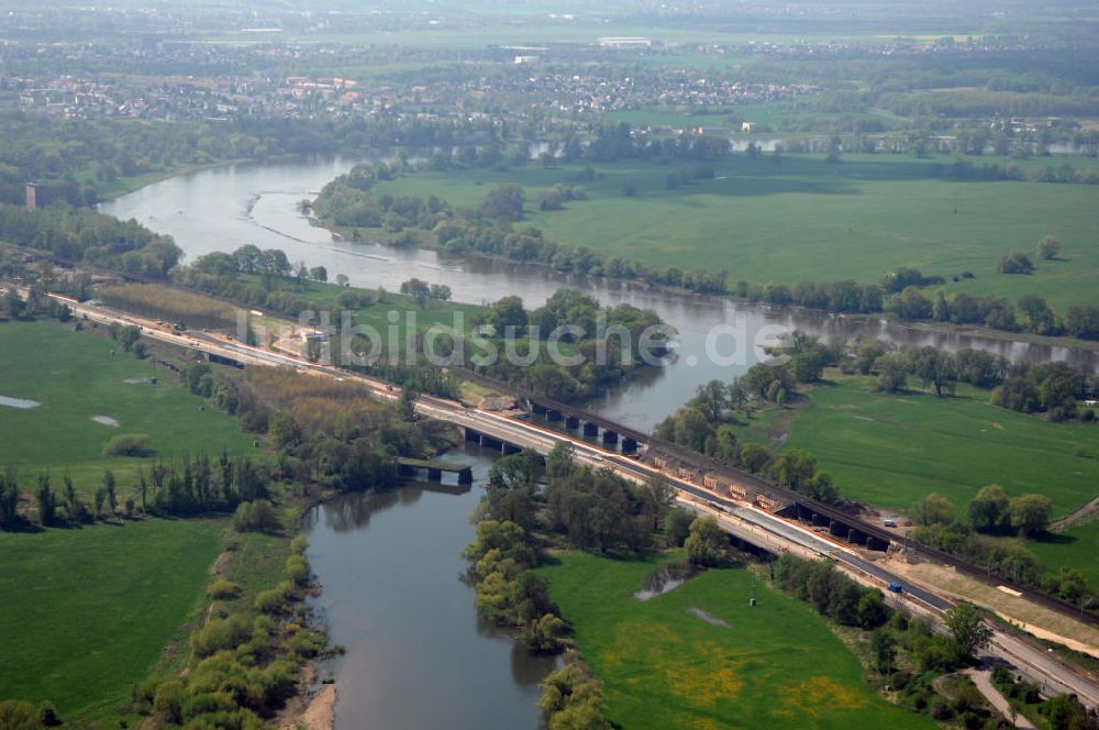 Roßlau aus der Vogelperspektive: Blick auf verschiedene Brückenbauwerke an der Baustelle zum Ausbau der B184 zwischen Dessau und Roßlau in Sachsen-Anhalt