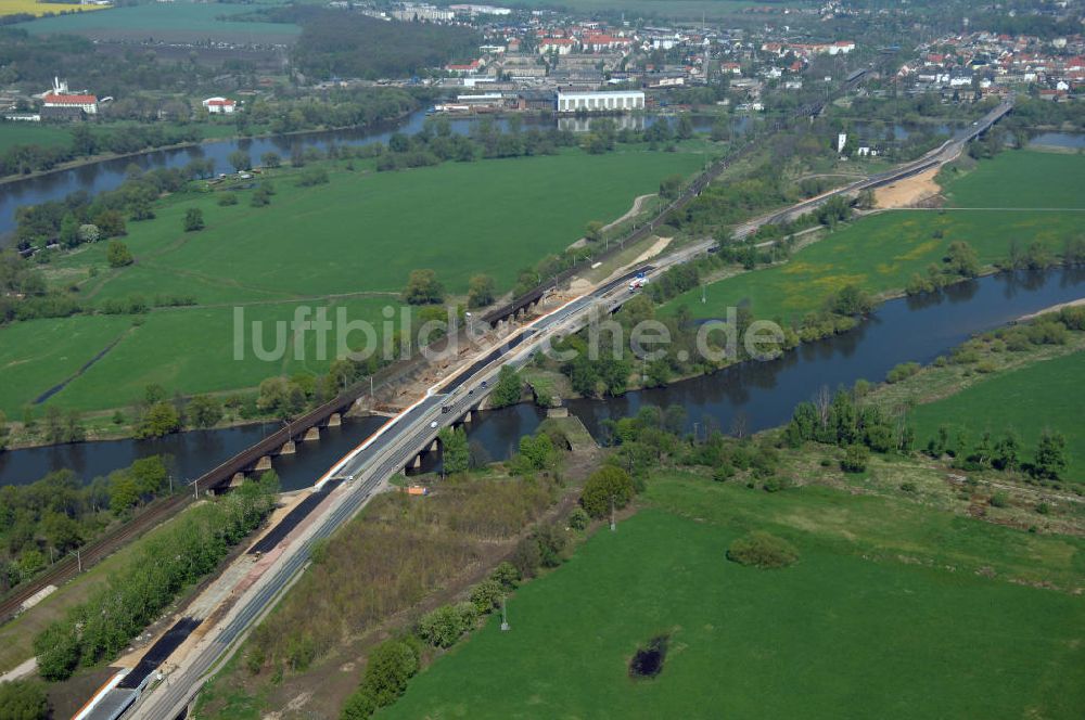 Roßlau aus der Vogelperspektive: Blick auf verschiedene Brückenbauwerke an der Baustelle zum Ausbau der B184 zwischen Dessau und Roßlau in Sachsen-Anhalt