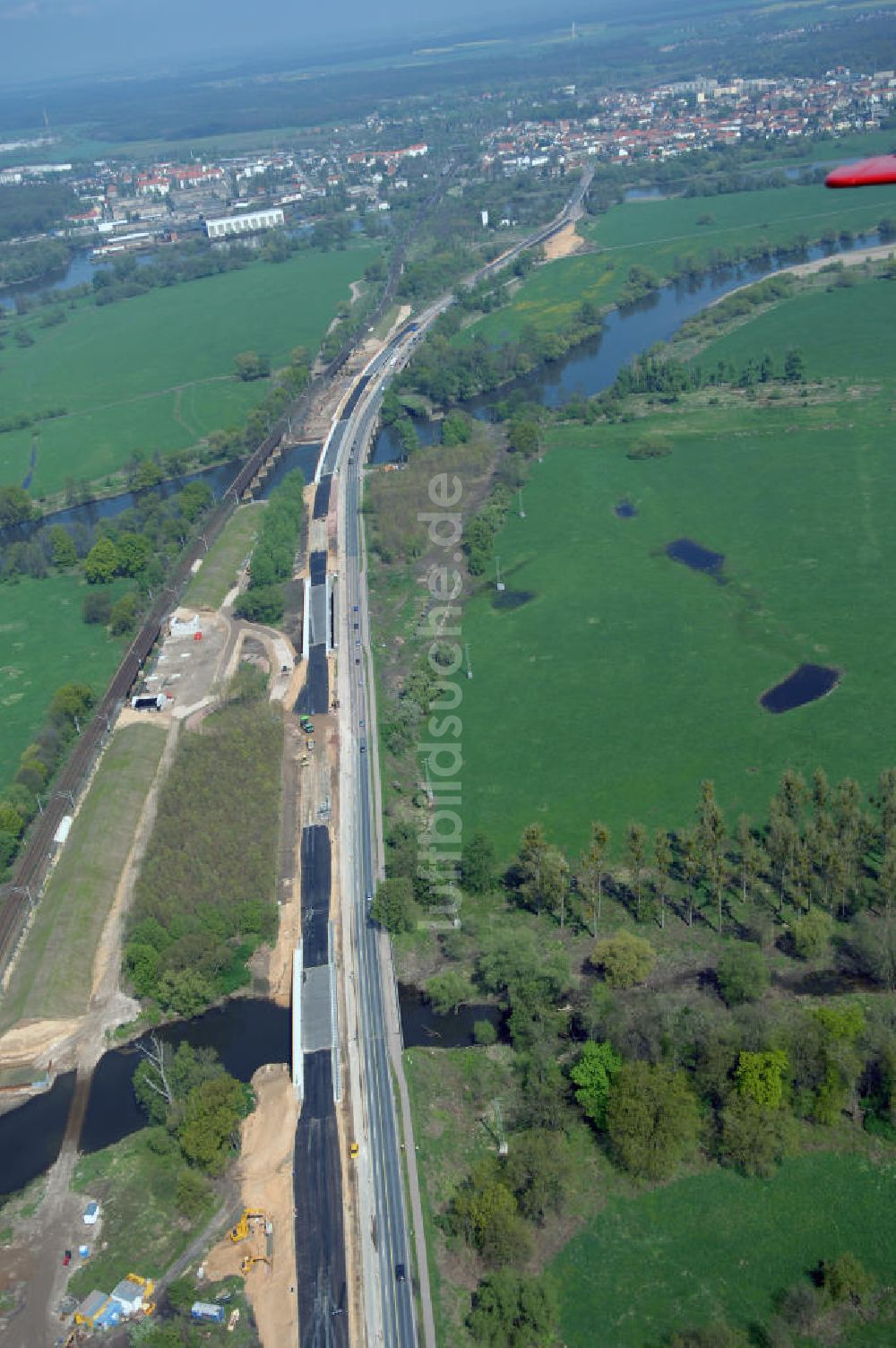 Luftaufnahme Roßlau - Blick auf verschiedene Brückenbauwerke an der Baustelle zum Ausbau der B184 zwischen Dessau und Roßlau in Sachsen-Anhalt