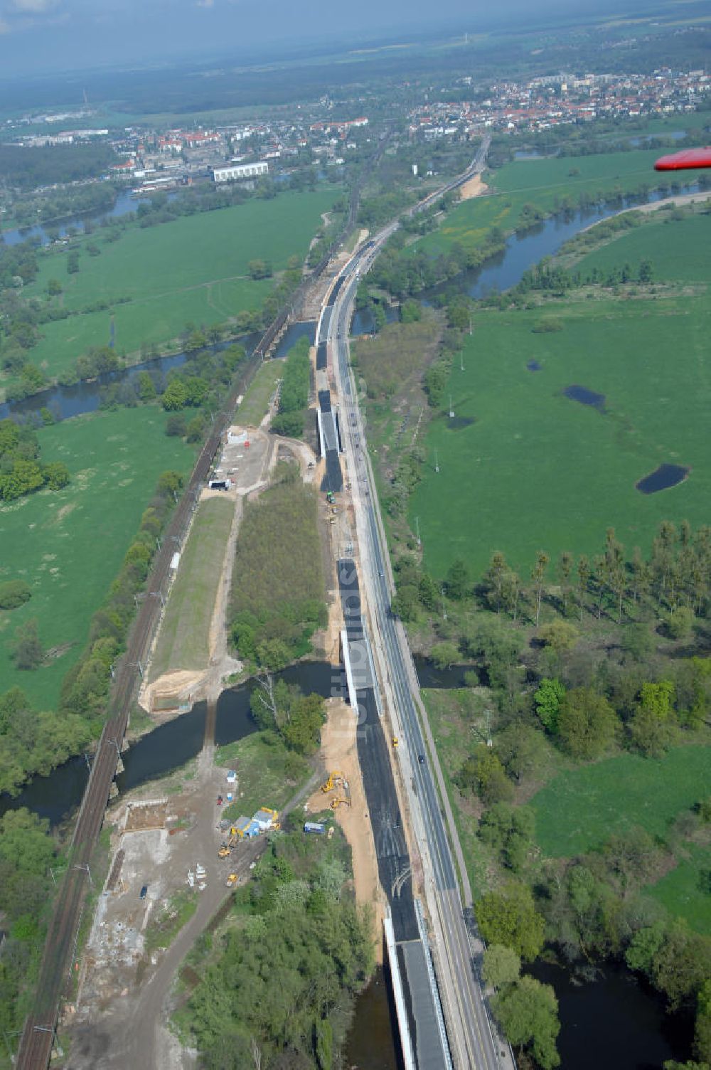 Roßlau von oben - Blick auf verschiedene Brückenbauwerke an der Baustelle zum Ausbau der B184 zwischen Dessau und Roßlau in Sachsen-Anhalt