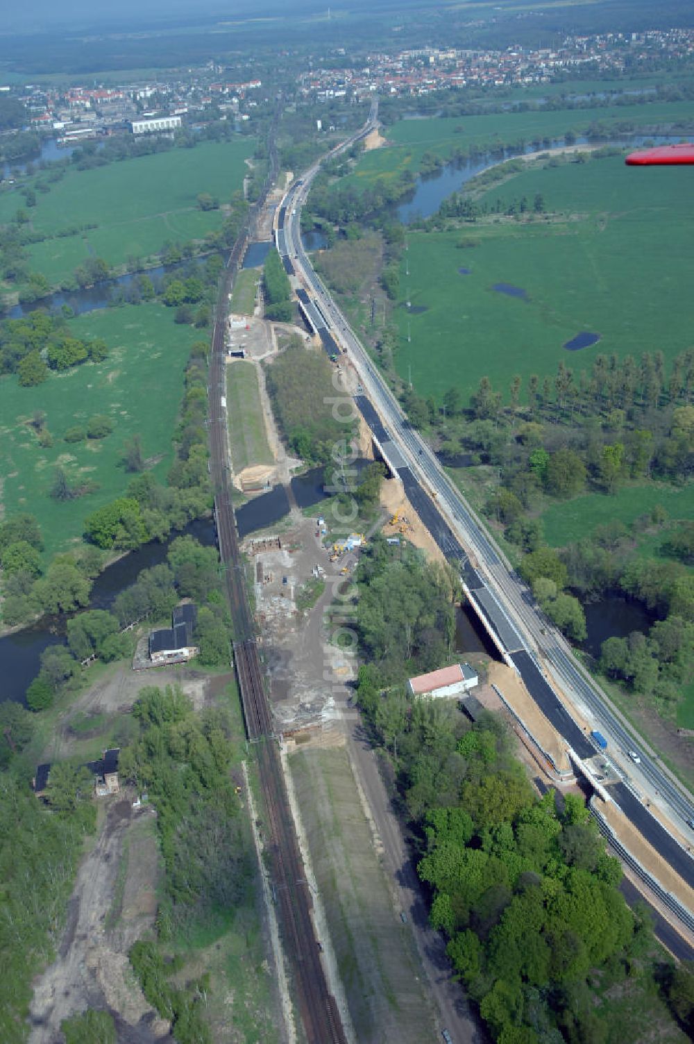 Roßlau aus der Vogelperspektive: Blick auf verschiedene Brückenbauwerke an der Baustelle zum Ausbau der B184 zwischen Dessau und Roßlau in Sachsen-Anhalt