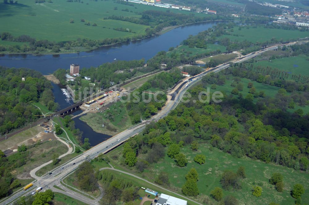 Roßlau von oben - Blick auf verschiedene Brückenbauwerke an der Baustelle zum Ausbau der B184 zwischen Dessau und Roßlau in Sachsen-Anhalt