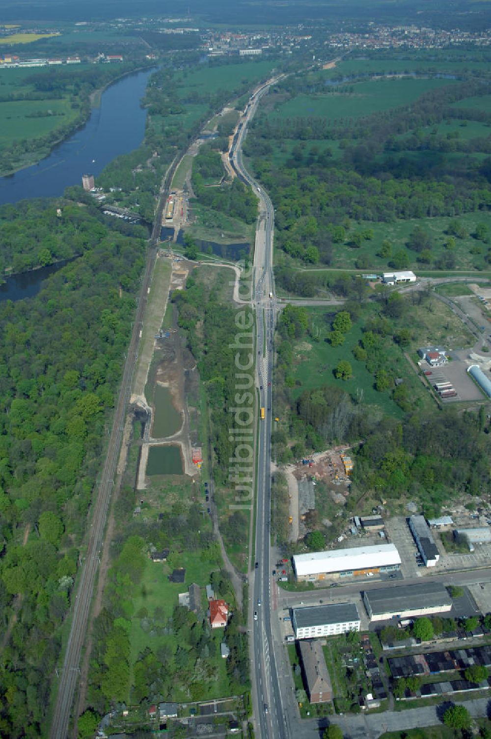 Luftbild Roßlau - Blick auf verschiedene Brückenbauwerke an der Baustelle zum Ausbau der B184 zwischen Dessau und Roßlau in Sachsen-Anhalt