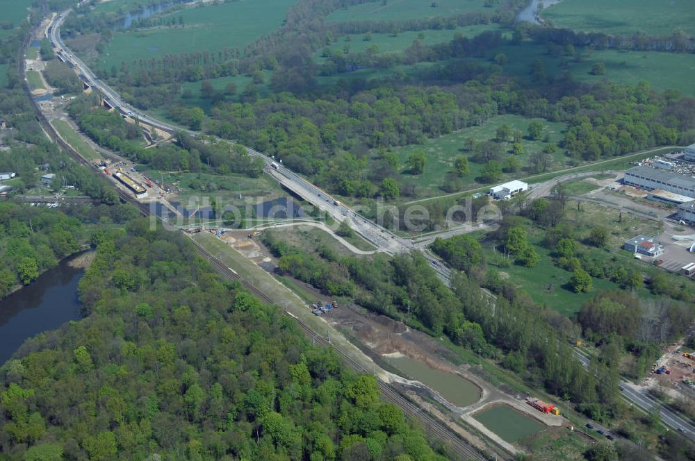 Roßlau von oben - Blick auf verschiedene Brückenbauwerke an der Baustelle zum Ausbau der B184 zwischen Dessau und Roßlau in Sachsen-Anhalt