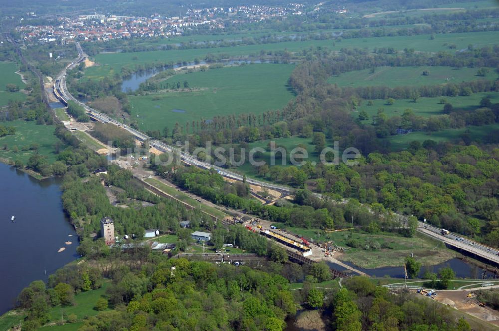 Roßlau aus der Vogelperspektive: Blick auf verschiedene Brückenbauwerke an der Baustelle zum Ausbau der B184 zwischen Dessau und Roßlau in Sachsen-Anhalt