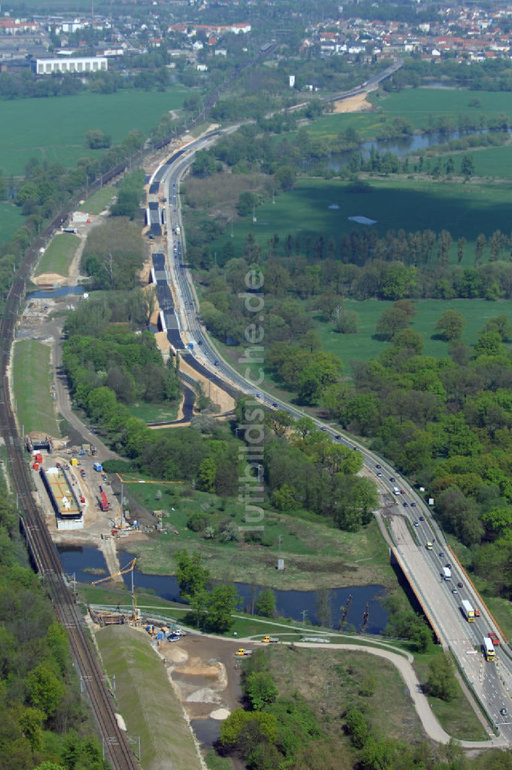 Roßlau von oben - Blick auf verschiedene Brückenbauwerke an der Baustelle zum Ausbau der B184 zwischen Dessau und Roßlau in Sachsen-Anhalt