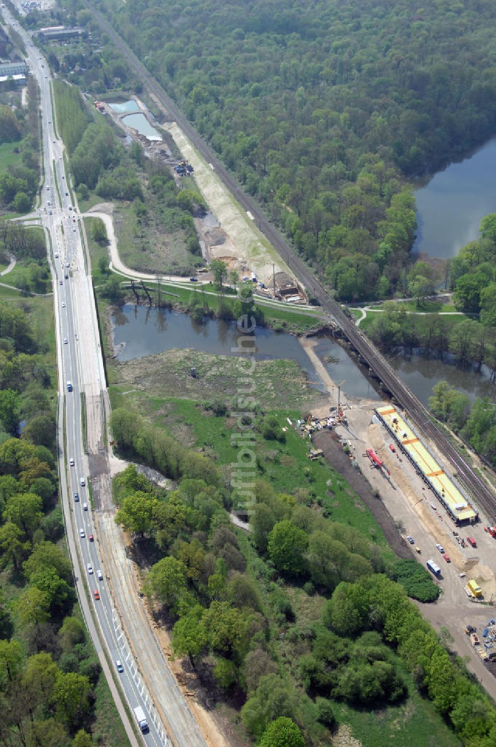 Roßlau aus der Vogelperspektive: Blick auf verschiedene Brückenbauwerke an der Baustelle zum Ausbau der B184 zwischen Dessau und Roßlau in Sachsen-Anhalt