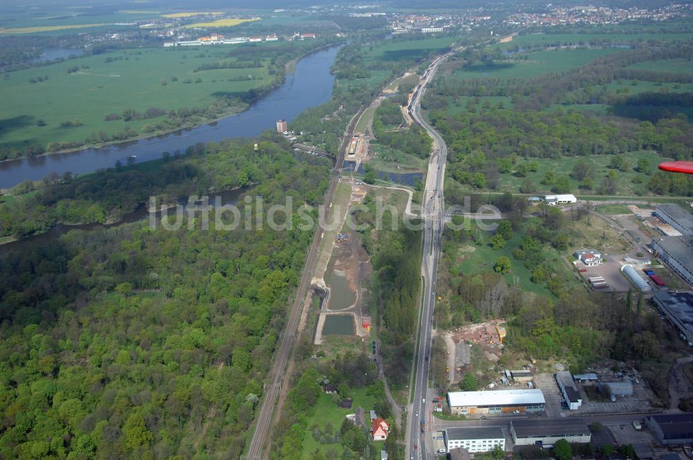 Roßlau aus der Vogelperspektive: Blick auf verschiedene Brückenbauwerke an der Baustelle zum Ausbau der B184 zwischen Dessau und Roßlau in Sachsen-Anhalt