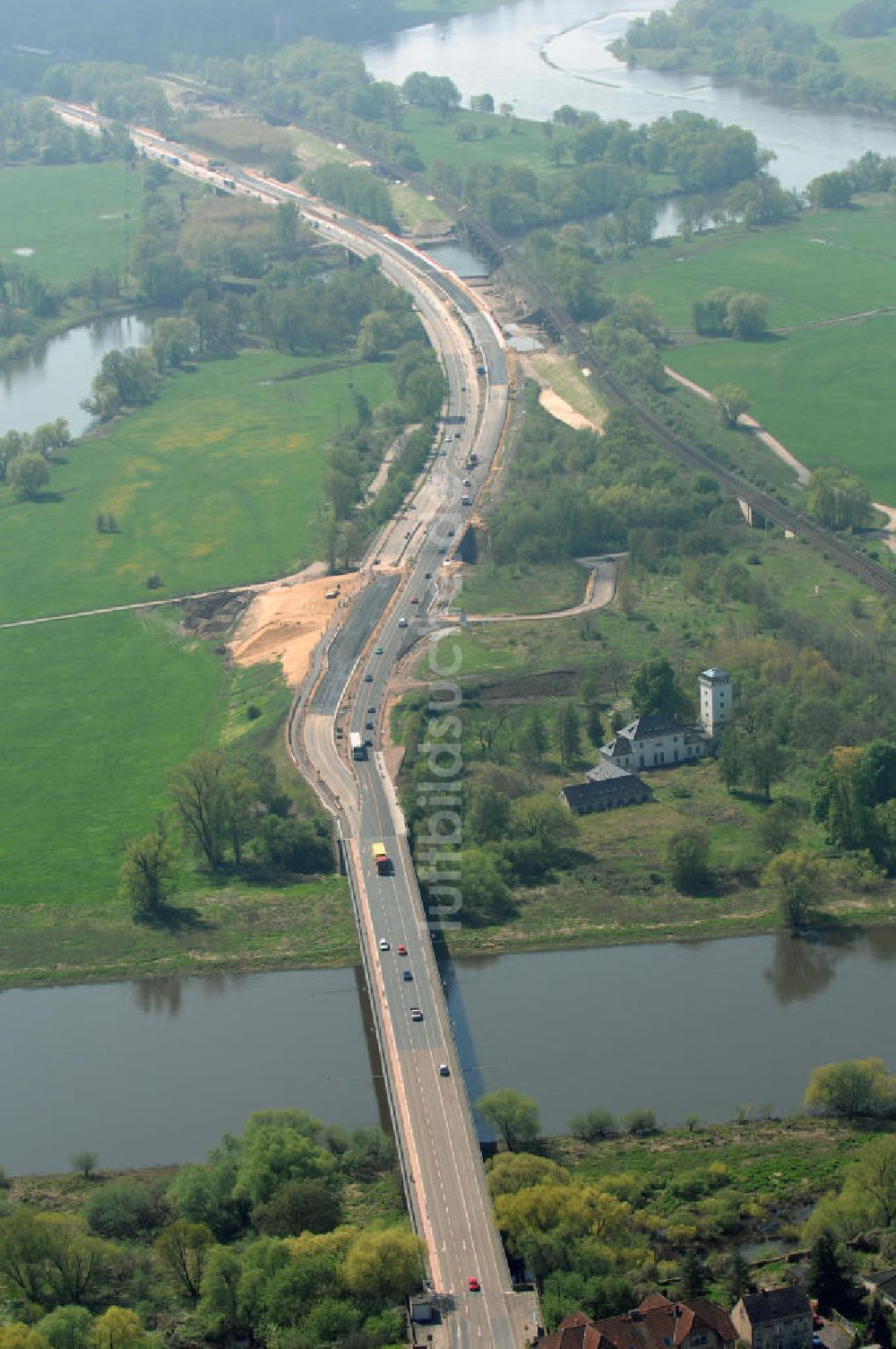 Roßlau von oben - Blick auf verschiedene Brückenbauwerke an der Baustelle zum Ausbau der B184 zwischen Dessau und Roßlau in Sachsen-Anhalt