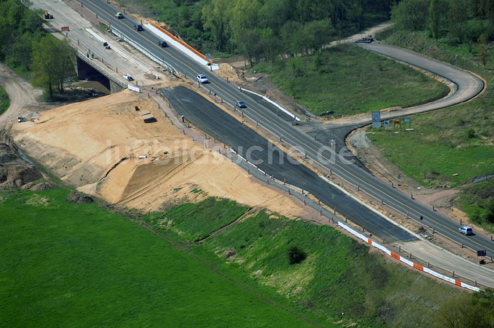 Roßlau aus der Vogelperspektive: Blick auf verschiedene Brückenbauwerke an der Baustelle zum Ausbau der B184 zwischen Dessau und Roßlau in Sachsen-Anhalt