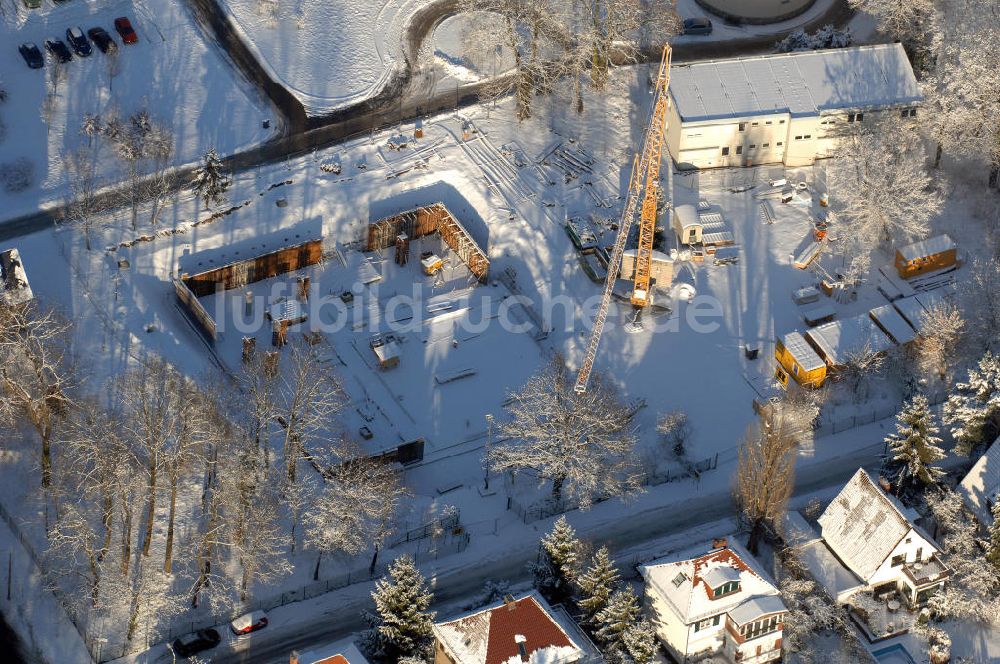 POTSDAM von oben - Blick auf die verschneite Erweiterungsbaustelle an der Sternwarte des Astrophysikalisches Institut Potsdam