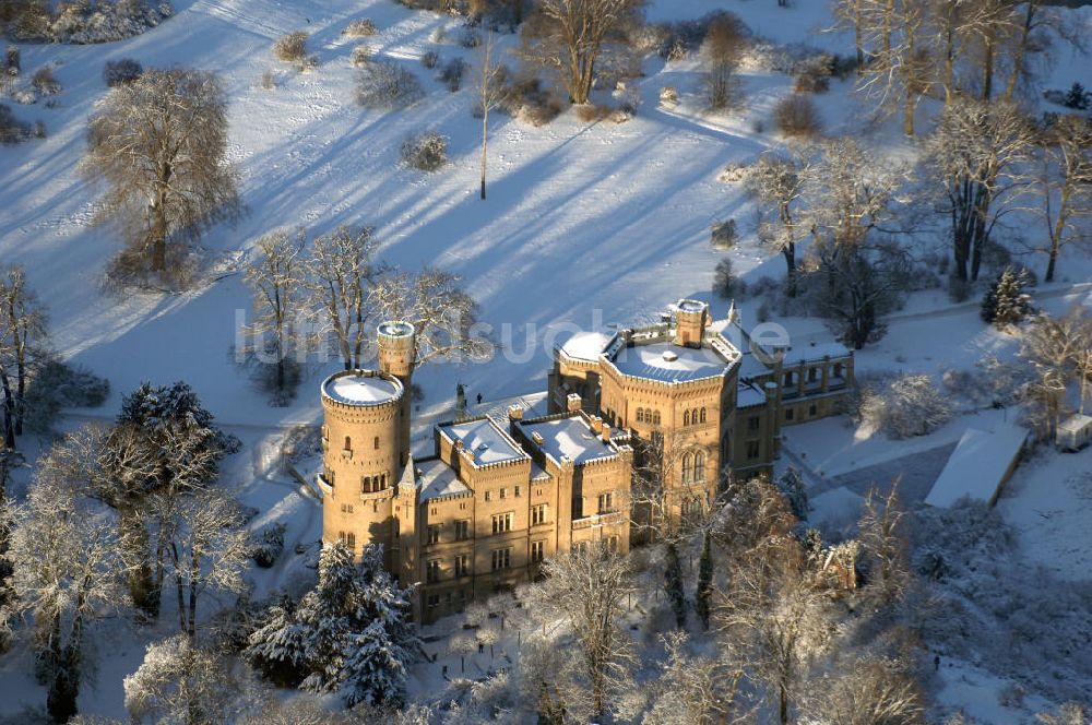 Luftbild Potsdam - Babelsberg - Blick auf das verschneite Schloss Babelsberg