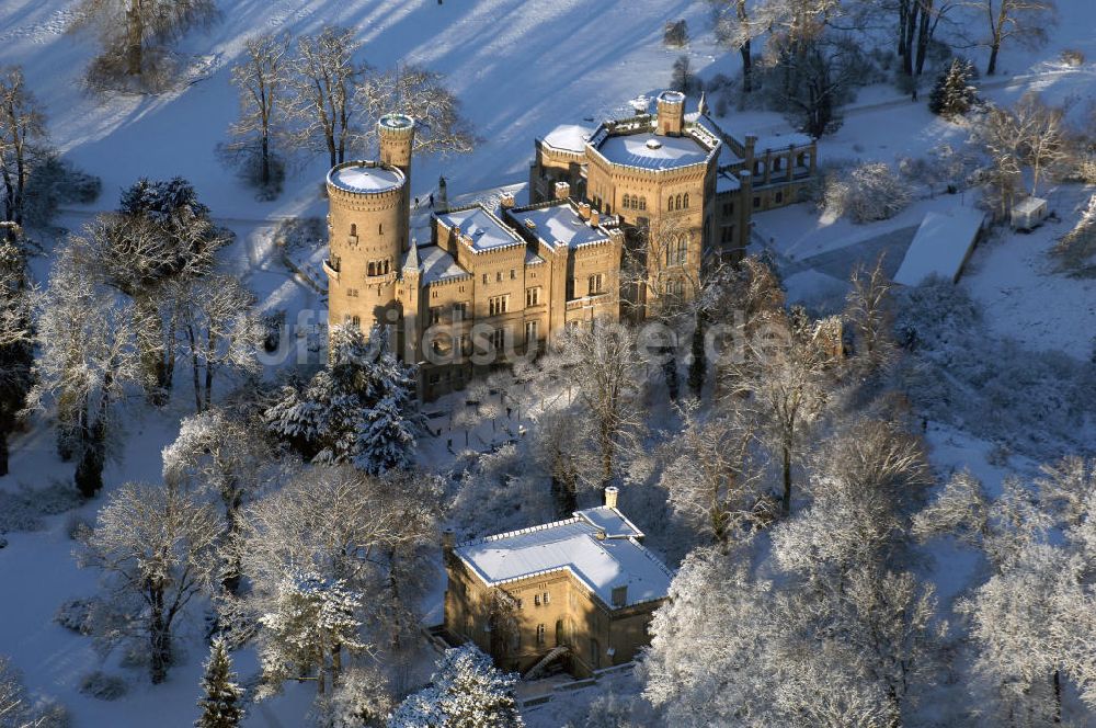 Luftaufnahme Potsdam - Babelsberg - Blick auf das verschneite Schloss Babelsberg