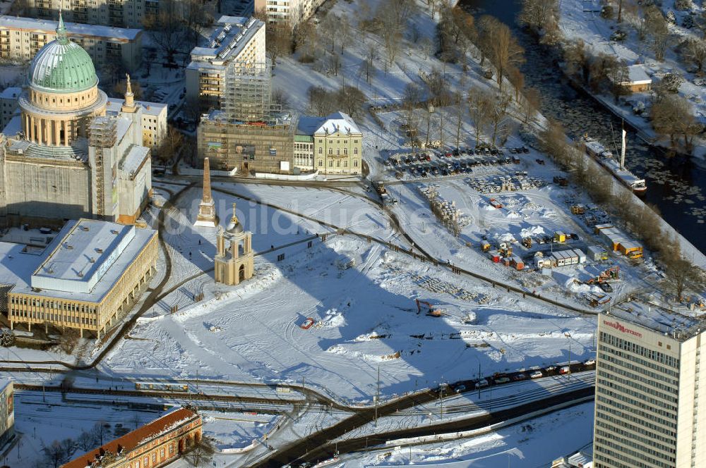 Luftaufnahme POTSDAM - Blick auf das verschneite Stadtzentrum am Alten Markt von Potsdam mit dem Hotel Mercure (vorn r.)