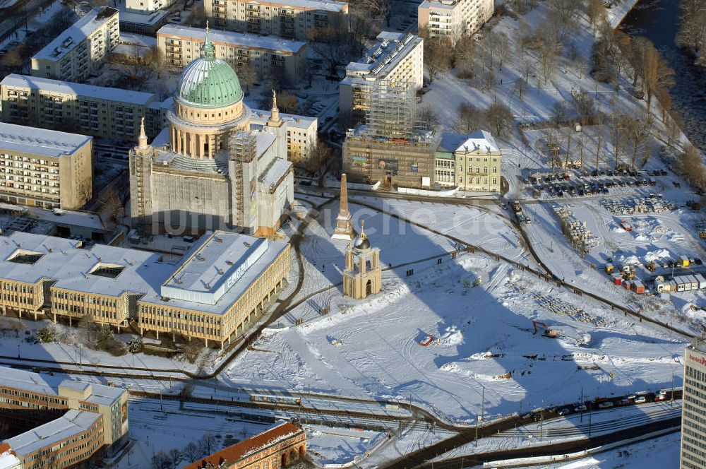 POTSDAM von oben - Blick auf das verschneite Stadtzentrum am Alten Markt von Potsdam mit dem Hotel Mercure (vorn r.)